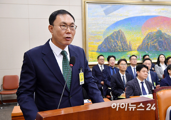 이건명 에쓰오일(S-OIL) 부사장이 12일 서울 여의도 국회에서 열린 정무위원회의 공정위 등에 대한 국정감사에서 질의에 답변하고 있다. [사진=곽영래 기자]