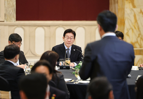 중국을 국빈방문 중인 이재명 대통령이 7일 상하이의 한 호텔에서 열린 순방 기자단 오찬 간담회에서 질문에 답변하고 있다. 2026.1.7 [사진=연합뉴스]