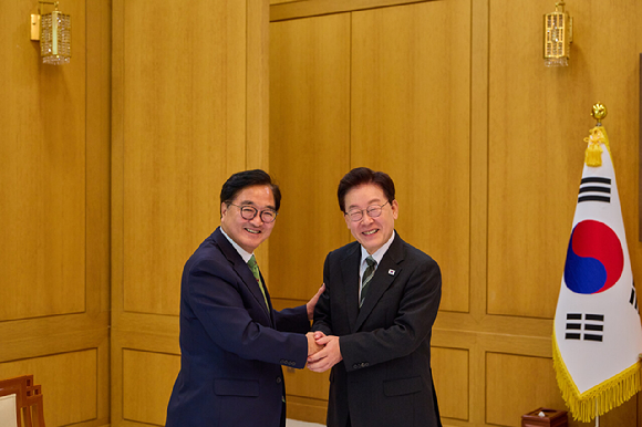 이재명 대통령이 26일 청와대에서 우원식 전 국회의장과 만나 악수하고 있다. 2026.10.26 [청와대 제공. 재판매 및 DB금지] [사진=연합뉴스]
