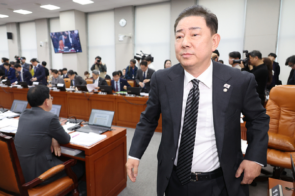김병기 국회 운영위원장이 6일 서울 여의도 국회에서 열린 운영위원회의 대통령비서실과 국가안보실, 대통령경호처 등에 대한 국정감사에서 의원들의 고성이 이어지자 정회 선포 후 회의장에서 나가고 있다. 2025.11.6 [사진=연합뉴스]