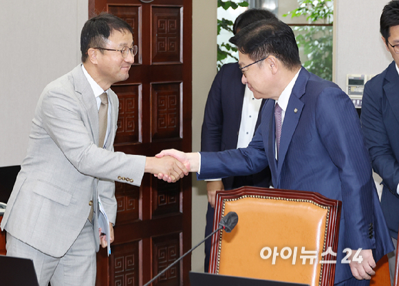 한병도 국회 운영위원장이 27일 서울 여의도 국회에서 열린 국회 운영위원회 전체회의에서 정점식 국민의힘 원내대표와 악수를 하고 있다. [사진=곽영래 기자]