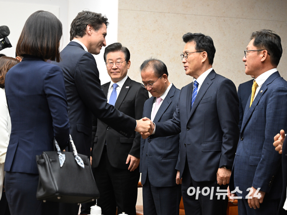 쥐스탱 트뤼도 캐나다 총리가 17일 서울 여의도 국회 의장 접견실에서 한국과 캐나다 수교 60주년 기념 국회 연설을 앞두고 열린 김진표 국회의장과의 사전환담에서 여야 지도부와 인사하고 있다. [사진=정소희 기자]