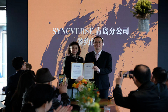 란홍 싱크버스 칭다오 지사장(왼쪽)과 신준철 싱크버스 대표이사가 30일 칭다오 현지에서 지사 체결식 및 인증식을 진행하고 기념 사진을 촬영하고 있다. [사진=싱크버스]