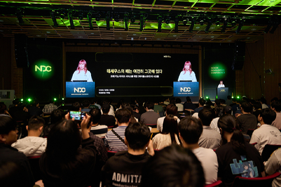 김성중 매그넘 스튜디오 PM 팀장이 지난 24일 경기 판교 넥슨 1994홀에서 열린 NDC 2025에서 '퍼스트 디센던트 PC·콘솔 크로스 플랫폼 론칭 도전기'를 강연하고 있다. [사진=넥슨]