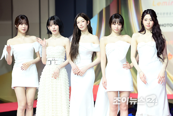 그룹 르세라핌(LE SSERAFIM)이 25일 오후 인천광역시 중구 운서동 인스파이어 아레나에서 열린 '2025 SBS 가요대전' 레드카펫 행사에 참석하고 있다.&nbsp;