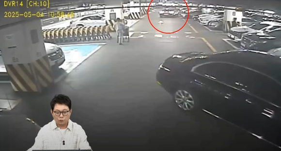 지난 4일 국내 한 마트 지하주차장에서 후진주차를 시도하다 앞차와의 거리를 확인하지 못하고 접촉사고를 낸 운전자의 사연이 소개됐다. 영상은 유튜브 채널 '한문철TV' 캡처. [영상=유튜브 '한문철TV']