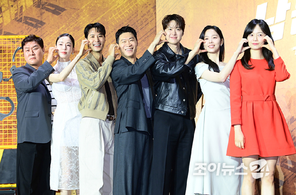 (왼쪽부터)배우 윤경호-이다희-김지석-진선규-공명-강한나-전소민이 15일 오전 서울 중구 장충동 앰배서더 서울 풀만 호텔에서 열린 넷플릭스 영화 '남편들' 제작보고회에 참석하고 있다. [사진=정소희 기자]