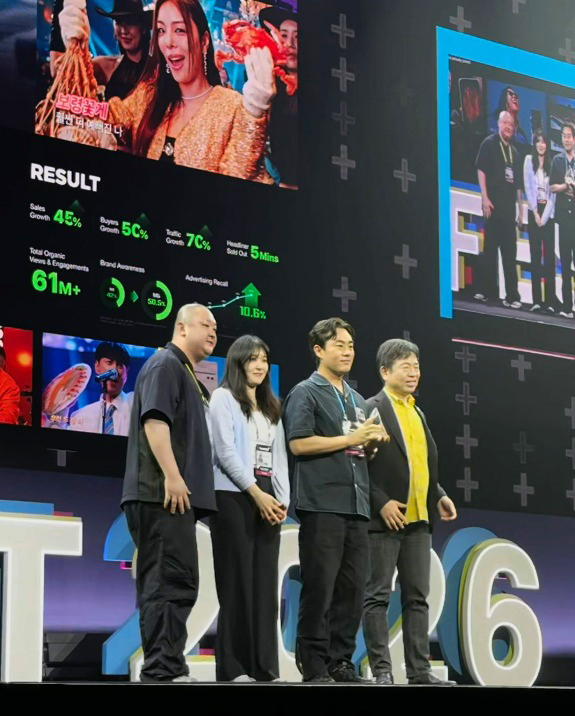 G마켓 브랜드마케팅 이나영매니저(왼쪽에서 두 번째)가 '애드페스트 2026' 은상 수상 후 기념촬영을 하고 있다. [사진=G마켓]