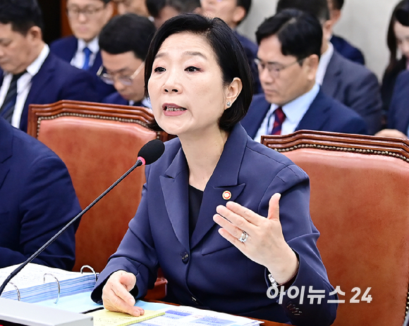 오영주 중소벤처기업부 장관이 가 8일 오전 서울 여의도 국회에서 열린 산업통상자원 중소벤처기업위원회 국정감사에서 의원 질의에 답변하고 있다. [사진=곽영래 기자]