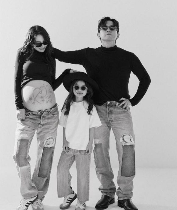 이민우, 아내·6살 딸과 만삭 화보 &quot;첫 가족사진&quot;