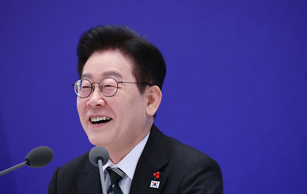 국민의힘 장동혁 대표와 송언석 원내대표 등 의원들이 19일 서울 여의도 국회 로텐더홀에서 통일교&middot;공천헌금 '쌍특검' 수용을 요구하며 구호를 외치고 있다. [사진=곽영래 기자]