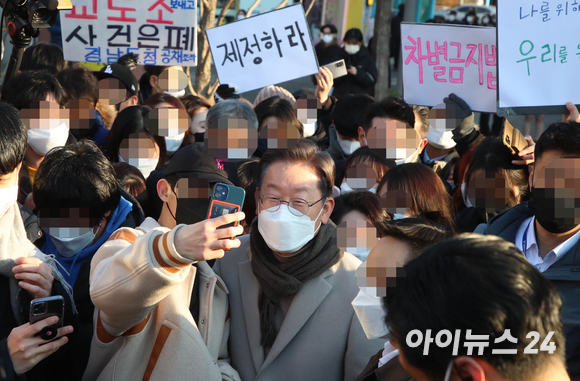 이재명 더불어민주당 대선후보가 지난 21일 서울 마포구 연남동 거리에서 열린 '걸어서 민심 속으로' 연남동 거리 걷기 행사에서 시민들과 기념촬영을 하고 있다. [사진=국회사진취재단]