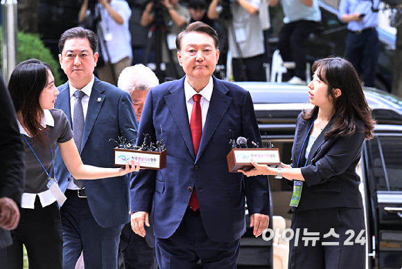 12·3 비상계엄과 관련해 특검의 수사를 받는 윤석열 전 대통령이 두 번째 영장실질심사를 받기 위해 9일 오후 서울 서초구 중앙지법으로 출석하고 있다. [사진=사진공동취재단]