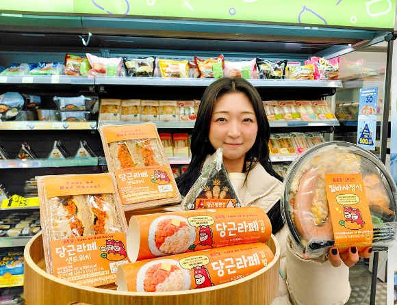 모델이 편의점 CU에서 신년 새롭게 출시하는 당근 간편식 시리즈를 소개하고 있다. [사진=CU]
