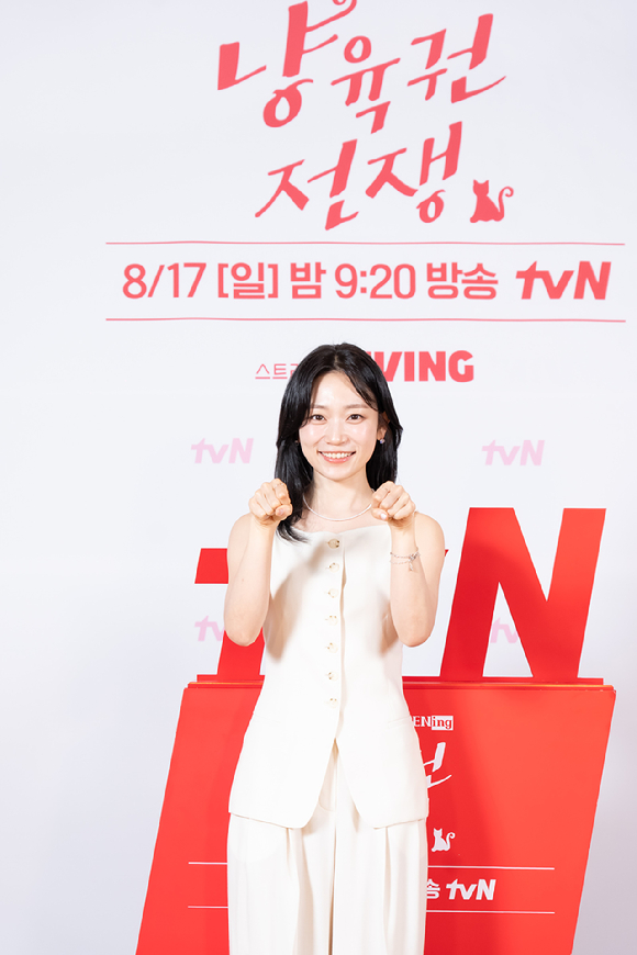 배우 김슬기가 지난 11일 오후 온라인 생중계로 진행된 tvN 'O&rsquo;PENing(오프닝) 2025' 스페셜 토크에 참석해 포즈를 취하고 있다. [사진=CJ ENM]