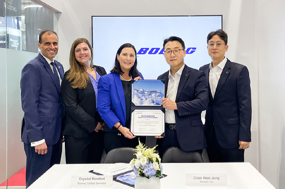 정찬우 대한항공 정비본부장(오른쪽에서 두 번째), 크리스탈 렘퍼트(Crystal Remfert) 보잉 글로벌 서비스 부문 디지털 서비스 총괄 시니어 디렉터(오른쪽에서 세 번째), 오종훈 대한항공 예지정비팀장(오른쪽에서 첫 번째)[사진=대한항공]