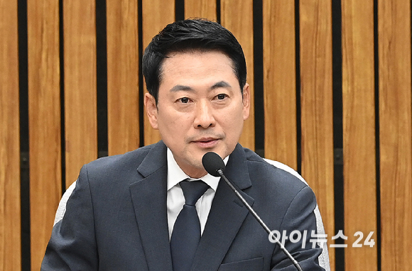 장동혁 국민의힘 대표가 10일 서울 여의도 국회에서 열린 지방선거 투표용지 부족 사태 관련 국민 참정권 회복을 위한 시국선언 대학생 간담회에서 발언하고 있다. [사진=곽영래 기자]