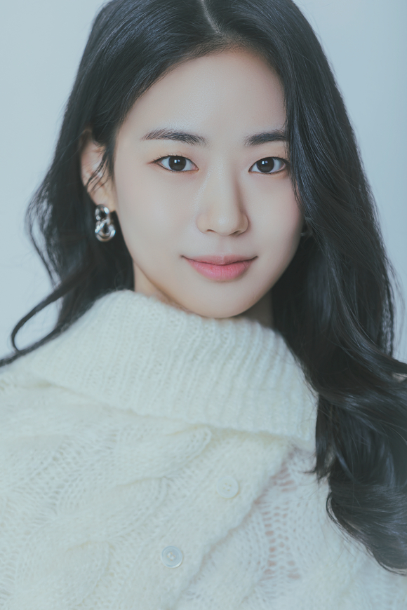 배우 이이담이 JTBC 드라마 '공작도시' 종영 인터뷰에 앞서 포즈를 취하고 있다. [사진=스튜디오 산타클로스]