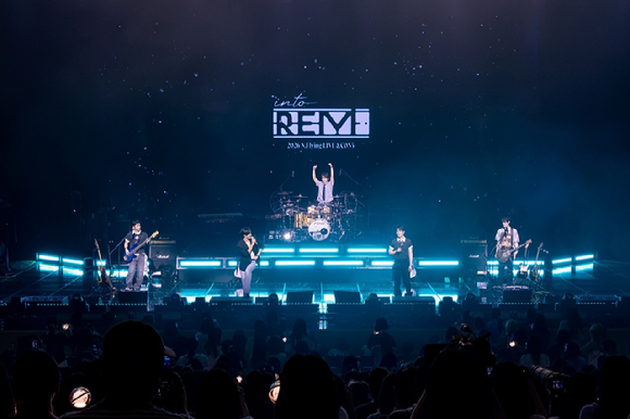 밴드 엔플라잉 이승협이 첫 전국투어 2026 N.Flying LIVE '&CON5 : into REM'(2026 엔플라잉 라이브 '엔콘5 : 인투 렘') 부산 공연에서 멋진 무대를 선사하고 있다. [사진=FNC엔터테인먼트]