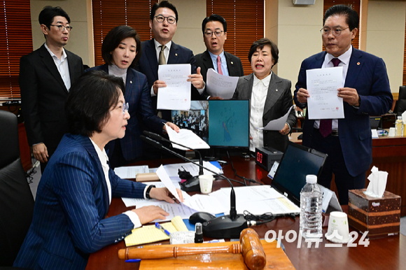 국민의힘 의원들이 15일 오전 서울 서초구 대법원에서 열린 전체회의에서 '이재명 대통령의 공직선거법위반 사건에 대한 대법원 전원합의체 관련 서류 제출 요구의 건' 처리에 반발하고 있다. [사진=국회사진기자단]