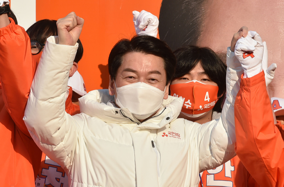 제20대 대통령선거 공식 선거운동 첫날인 15일 오전 안철수 국민의당 대선 후보가 대구 중구 현대백화점 앞에서 출근길 시민들에게 지지를 호소하고 있다. 2022.02.15. [사진=뉴시스]