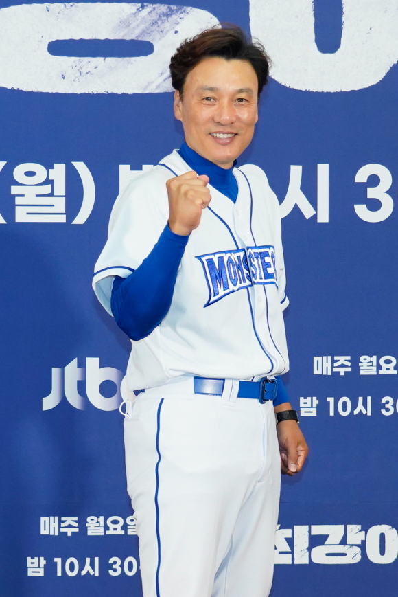 전 야구선수 이승엽이 30일 온라인으로 진행된 JTBC 예능 프로그램 '최강야구' 제작발표회에 참석해 포즈를 취하고 있다. [사진=JTBC]