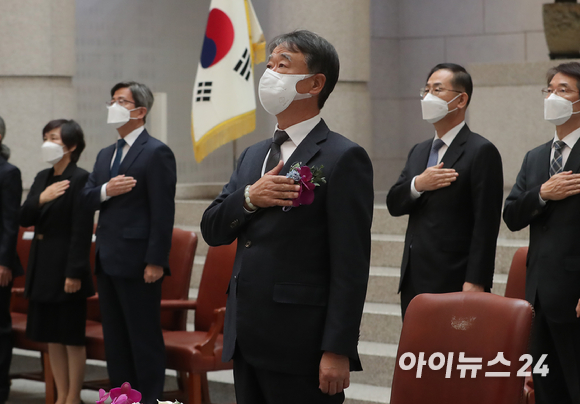 오석준 신임 대법관이 28일 오후 서울 서초구 대법원에서 열린 취임식에서 국민의례를 하고 있다. [사진=사진공동취재단]