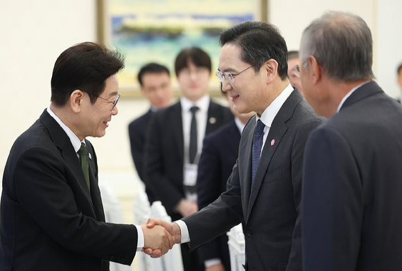 이재명 대통령이 4일 청와대에서 열린 '청년 일자리와 지방투자 확대를 위한 기업간담회'에 입장하며 이재용 삼성전자 회장과 인사하고 있다. 2026.2.4. [사진=연합뉴스]