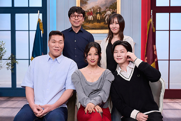 서장훈, 이효리, 김희철이 JTBC 예능 '연애전쟁' 제작발표회에서 포즈를 취하고 있다. [사진=JTBC]