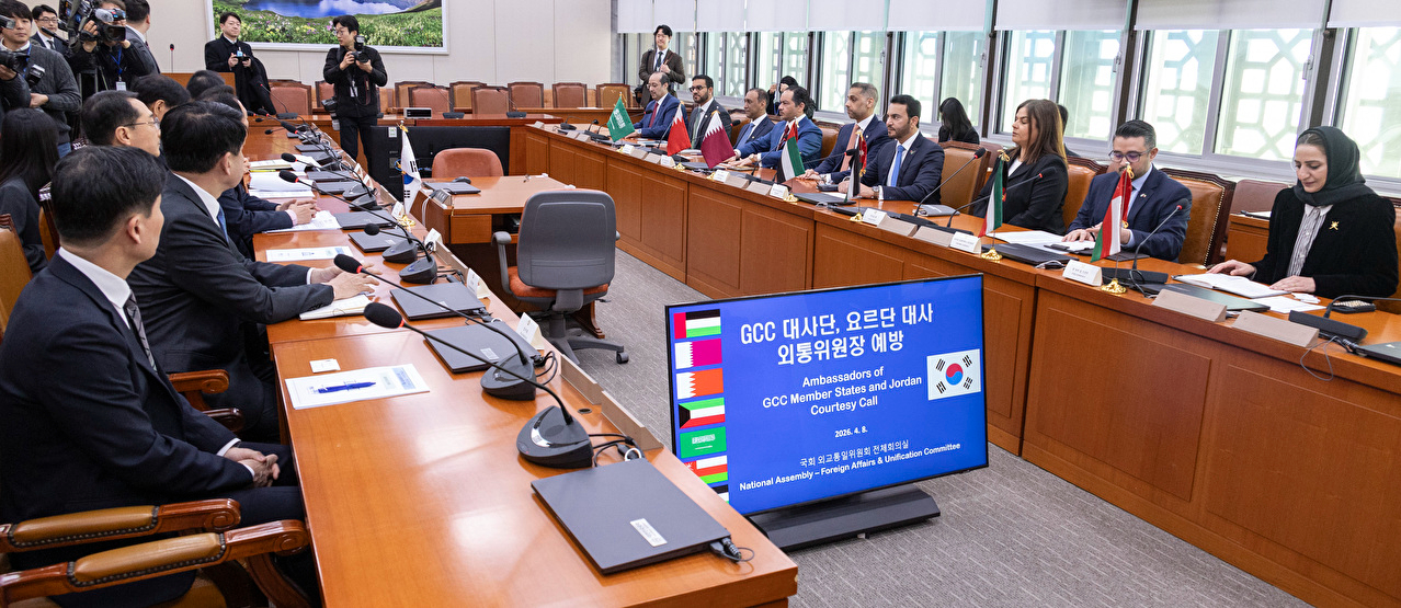 김석기 국회 외교통일위원회 위원장을 비롯한 외통위원들이 8일 국회 외통위에서 걸프협력회의(GCC) 소속 국가 대사들과 요르단 대사 등 중동 지역 7개국 주한 대사들과 면담하고 있다. 2026.4.8 [사진=연합뉴스]