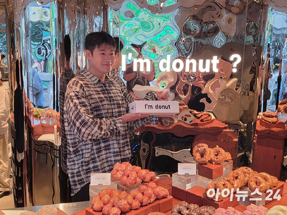 강창민(오른쪽) 에잇그라운드 대표와 히라코 료타 셰프가 지난 24일 서울 성수동 아임도넛 1호점에서 열린 프리뷰 행사에서 브랜드 철학과 제품 등을 소개했다. [사진=전다윗 기자]