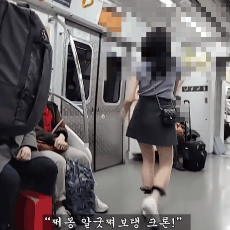 영상 속 여성은 지하철에서 이해할 수 없는 말과 행동을 반복한다. [사진=유튜브 '맥심 코리아']