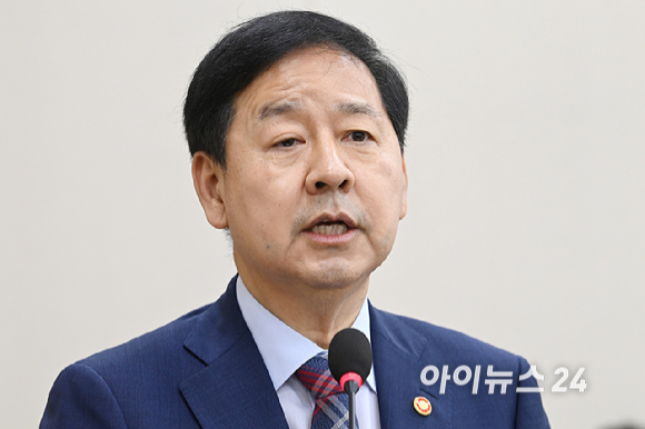 구윤철 부총리 겸 재정경제부 장관이 7일 서울 여의도 국회에서 열린 재정경제기획위원회의에서 업무보고를 하고 있다. [사진=곽영래 기자]
