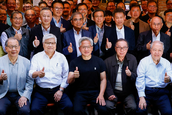 엔비디아의 CEO 젠슨 황이 지난 17일 대만 타이베이의 한 레스토랑 밖에서 미디어, 지지자들을 바라보고 있다. [사진=연합뉴스-로이터]