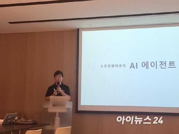 최영준 AWS 데이터·인공지능 스페셜리스트 SA 리더가 19일 오전 서울 강남구 AWS코리아 오피스에서 열린 기자간담회에서 최신 에이전트 AI 구축 서비스를 발표하고 있다. [사진=AWS]