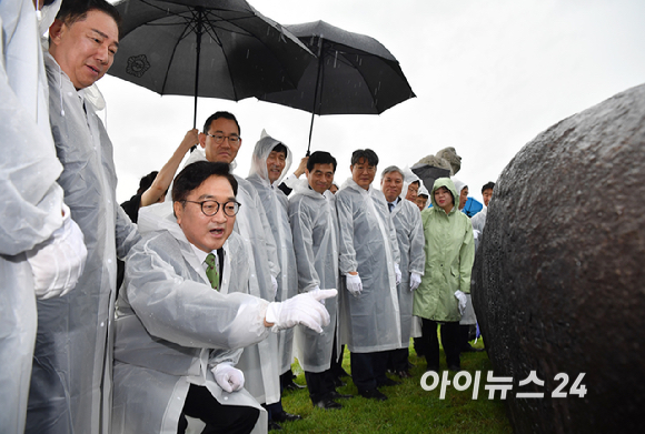 우원식 국회의장이 17일 오전 국회 잔디마당에서 열린 제77주년 제헌절 기념 상징석 제막식에서 상징석 글귀를 읽고 있다. [사진=곽영래 기자]