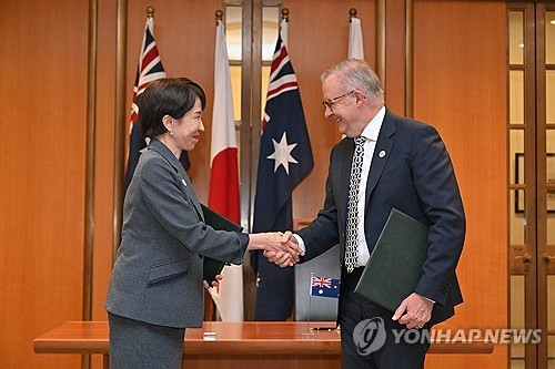 악수하는 다카이치 일본 총리(왼쪽)와 앨버니지 호주 총리 [사진=EPA 연합뉴스]