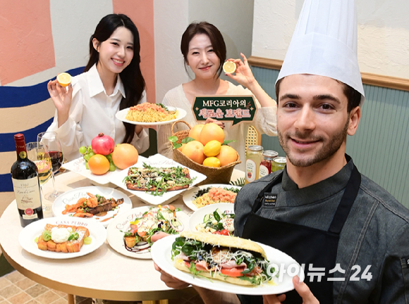 20일 서울 종로구 까사페드로 스타필드애비뉴 그랑서울점에서 열린 신규 외식 브랜드 까사페드로(Casa Pedro) 첫 매장 오픈 행사에서 모델들이 메뉴를 소개하고 있다. [사진=정소희 기자]