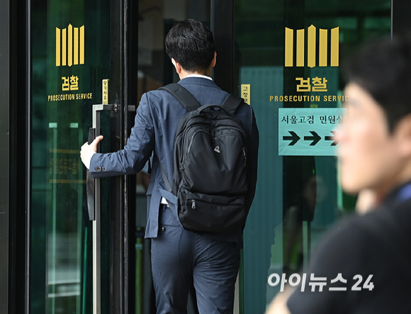 윤석열 전 대통령이 12&middot;3 비상계엄 관련 내란&middot;외환 관련 사건 수사를 맡은 조은석 특별검사팀의 2차 소환에 불응한 1일 서울 서초구 서울고등검찰청에 직원 등이 들어가고 있다. [사진=곽영래 기자]