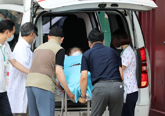 이재명 대표가 단식 19일 차인 지난 18일 오전 서울 중랑구 녹색병원으로 이송되고 있다. [사진=뉴시스]