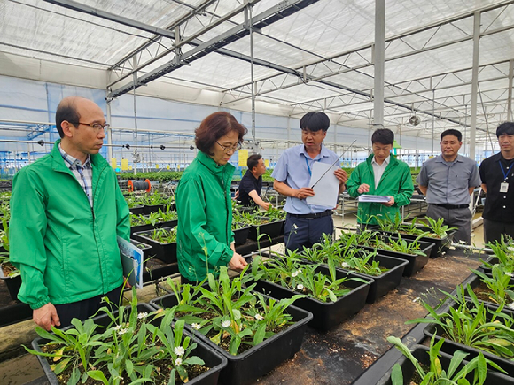 이미라 산림청 차장이 2일 충청북도 산림바이오센터를 방문해 운영 현황을 점검하고 있다. [사진=산림청]