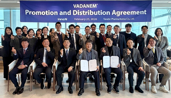 HK이노엔과 타나베파마코리아 임직원들이 '바다넴정' 공동 프로모션 계약식 진행 후 기념사진을 촬영하고 있다. [사진=HK이노엔 제공]