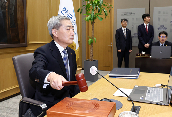 신현송 한국은행 총재가 27일 오전 서울 중구 한국은행에서 열린 금융통화위원회 회의에서 의사봉을 두드리고 있다. [사진=사진공동취재단]