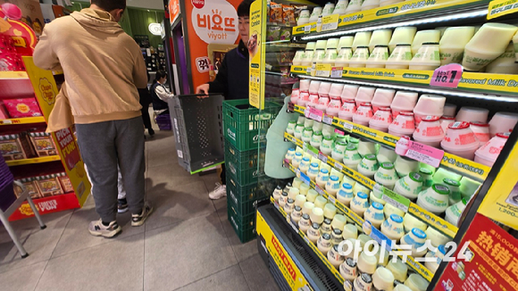 12일 외국인 관광객이 신세계면세점 명동점 K-WAVE존에 진열된 방탄소년단 굿즈를 둘러보고 있다. [사진=진광찬 기자]