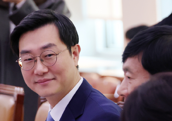 더불어민주당 장경태 의원이 1일 서울 여의도 국회 법제사법위원회에서 열린 법안심사제1소위원회의에서 서영교 의원과 대화하고 있다. 2025.12.1 [사진=연합뉴스]