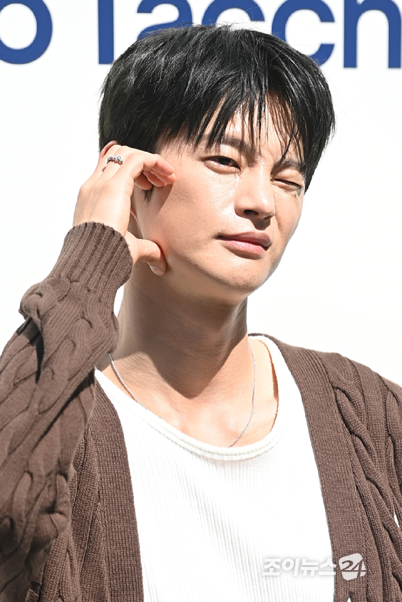 배우 서인국이 26일 오후 서울 용산구 한남동 플래그십 스토어에서 열린 클래식 라이프스타일 브랜드 세르지오 타키니 한남 플래그십 스토어 오픈 기념 포토콜 행사에 참석하고 있다. [사진=문수지 기자]