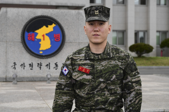 여성을 몰래 찍는 몰카범을 우연히 목격한 해병대 부사관과 해병대 예비역 병장이 추격 끝에 붙잡아 경찰에 넘겼다. 사진은 해병대 1사단 16연대에서 근무하는 조은규 중사. [사진=해병대 1사단]