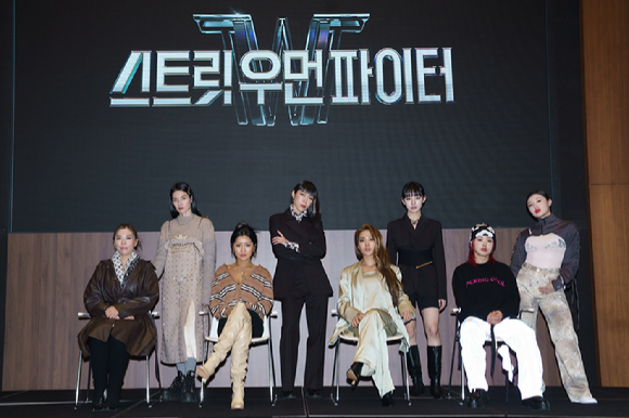 리정(YGX), 가비(라치카), 효진초이(원트), 노제(웨이비), 리헤이(코카N버터), 모니카(프라우드먼), 허니제이(홀리뱅), 아이키(훅)이 29일 '스트릿 우먼 파이터' 종영 기념 온라인 기자간담회에서 포즈를 취하고 있다. [사진=Mnet]