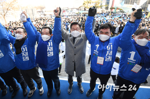 이재명 더불어민주당 대선 후보가 22일 오후 인천 부평역 광장에서 열린 '인천 재도약 앞으로, 인천 경제 제대로!' 부평 유세에서 정세균 상임고문을 비롯한 참석자들과 만세를 하고 있다. [사진=김성진 기자]