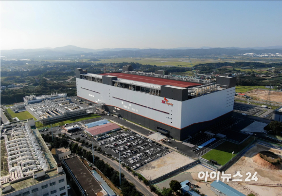 SK하이닉스 청주캠퍼스 전경. SK하이닉스는 청주 캠퍼스에 차세대 낸드플래시 생산공장(M17)과 첨단 패키징 시설(P&T7)을 구축하기 위해 총 100조원을 투자할 계획이다. [사진=SK하이닉스]